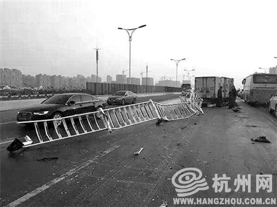 开车慢一点!昨晨杭州城东立交桥上20多车连撞