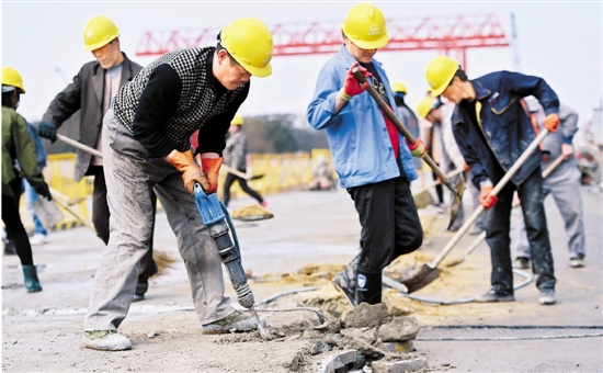 2月11日，G20峰会项目重点工程、杭州紫金港路提升改造工程工地机声隆隆，300多名建设者奋战在工地。 