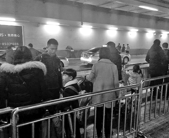 火车东站，旅客正在等候出租车。 吴崇远 摄
