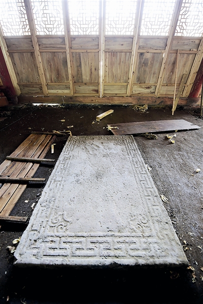 从弥陀寺主殿正门内侧地面上发现的完整石碑。