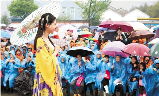 4月3日，德清县新市镇水北村首届蚕文化节，吸引了众多游客冒雨体验水乡采桑、养蚕等农耕文化。 姚海翔 摄