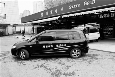 4月5日，一辆纯电动汽车驶离杭州某充换电站。