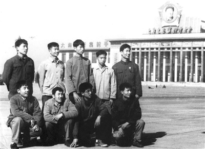 单先生（前排左一）1969年和在展览馆义务劳动的小伙伴合影
