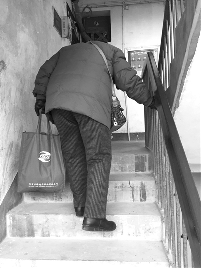 杭州青年路社区81岁的石奶奶住在7楼，她要爬106级台阶才能回家，每次回家都像拼命。（本报资料照片 记者 金洁洁 摄）