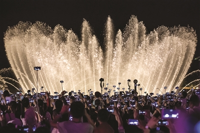 西湖音乐喷泉试喷一场即停 人实在太多了