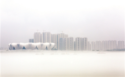 昨天下午，钱塘江上升起一层雾。记者 夏阳 摄