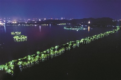 西湖三岛（小瀛洲、湖心亭、阮公墩）和苏堤亮化项目近日试亮灯，从空中俯瞰美轮美奂，夜跑一族有福了。 