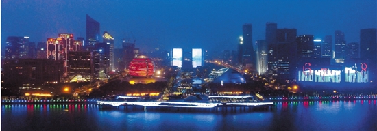 从空中俯瞰夜幕下的杭州钱江新城，宛若一幅精美的画卷。 董旭明 摄