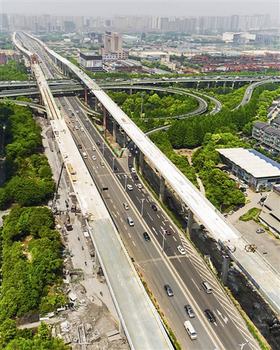 石祥路瓜山立交东入口。 城市学院北门天桥效果图。