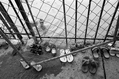 贴沙河内游泳 2名涉嫌妨碍执行公务游泳者被当场带走