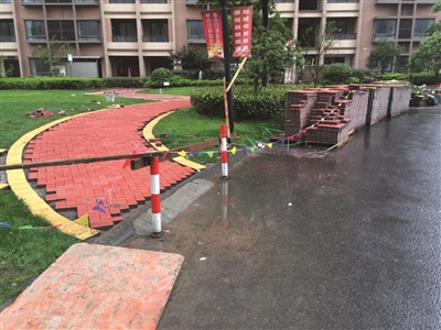 梅雨季小区红砖马路再成“溜冰场” 杭州两小区物业试点换地砖