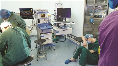 麻醉医师赵建勇在5月18日中午11：53拍到了令他心头一紧的一幕，单华医生累瘫在地上。