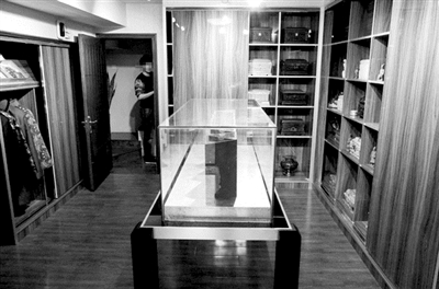 骨灰盒、寿衣、纪念币等商品陈列在“玖龙堂”的一个房间里。记者 葛亚琪 摄