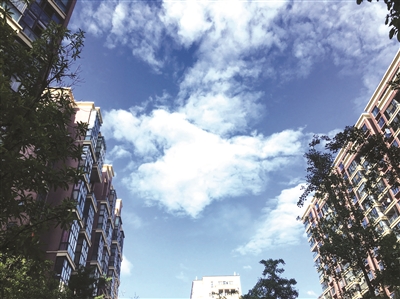 杭州城东一小区，昨天早晨六点多的蓝天。 记者 许康平 摄