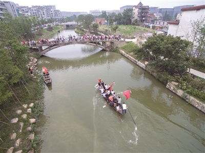 昨天下午，杭州十字港，蒋村居民们划龙舟迎接端午。 记者 夏阳 摄