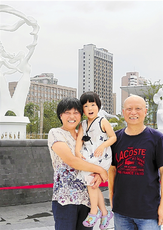 2016年7月6日，石献平三十年后带着妻子和5岁的孙女重回武林广场。