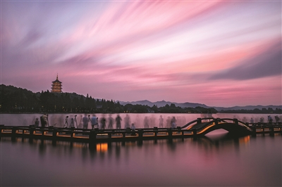 在长桥看夕阳是全杭州最经典的角度，这几天晚霞都很赞。快拍小友 裴不起 摄（照片来自快拍快拍App#快拍天气）