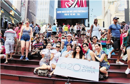 美国华侨进出口商会成员在纽约时报广场推介G20杭州峰会及杭州城市形象。 美国侨报记者 管黎明 摄