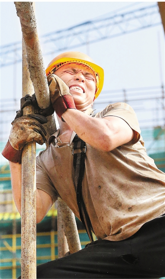 德清县武康城西村安置小区建设工地，工人们在施工。 宣宏 摄