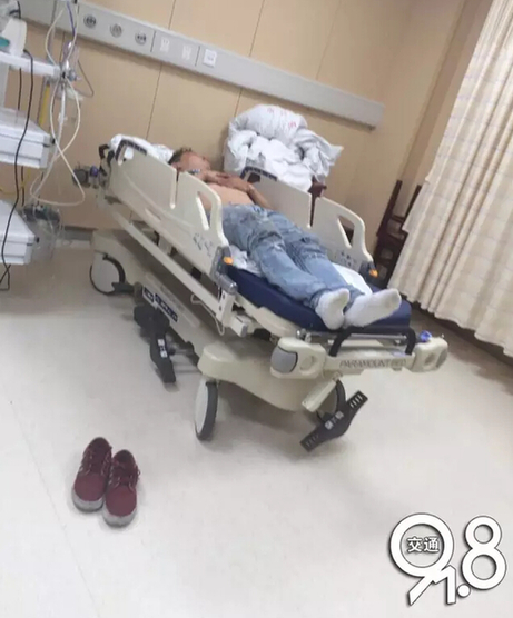 突发！保俶路上路虎与出租车迎头相撞！