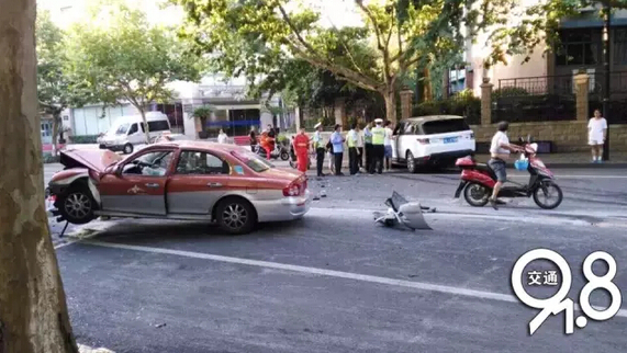 突发！保俶路上路虎与出租车迎头相撞！