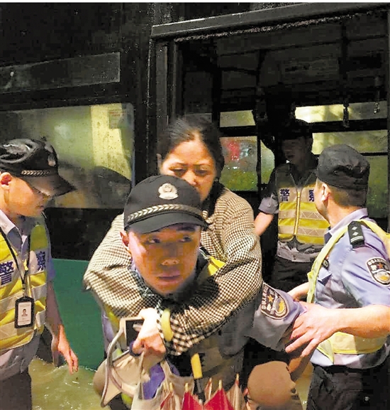 杭城高速交警冒雨解救群众 党员跟我上雨 夜急救忙