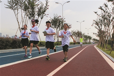 滨江闻涛路的塑胶跑道上，四个学生奔跑而过,这里被称为“最美跑道”。 记者 严嘉俊 摄