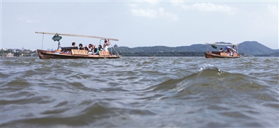 这两天杭州盛行东风，昨天下午，西湖湖面激起波浪。记者 严嘉俊 摄