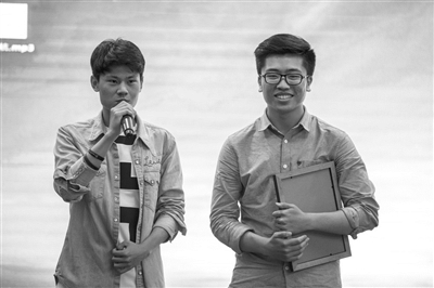 参加“G20进校园”歌曲颁奖时两人的合影。左边是方翔，右边是沈磊。