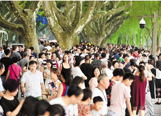 9月10日，G20杭州峰会结束后，大量游客涌入西湖景区。 本报记者 胡元勇 摄
