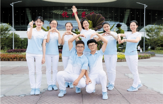 在火车东站的浙师大幼师学院的“小青荷”志愿者在岗位上留下最美工作照。
