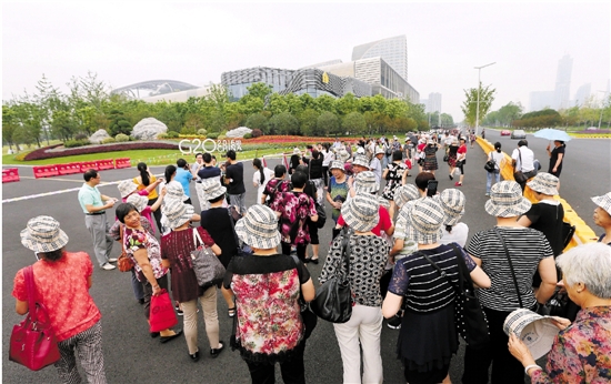 G20杭州峰会主场馆杭州国际博览中心外聚集了来自全国各地的旅游团队。