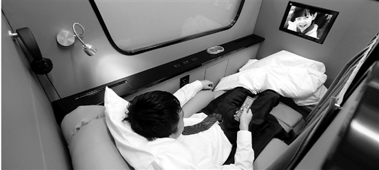 这款设备名为商务舱，类似飞机上的头等舱，也有点像家用多功能真皮沙发。