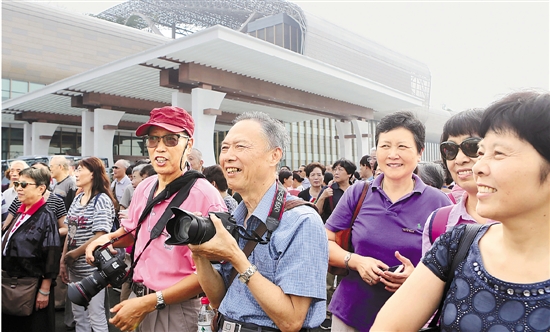 9月21日上午，千名老同志受邀走进G20杭州峰会主会场，亲身体验峰会现场氛围。 本报记者 徐斌 李震宇 摄