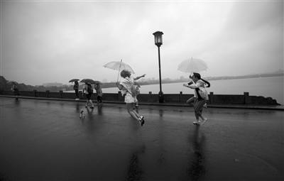 台风暹芭预计10月4日进入东海东部海面 长假期间杭州不时有阵雨微微有点热