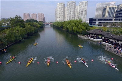 皮划艇爱好者在景色秀丽、水质清澈的河道上展现亲近自然、健康休闲之美。