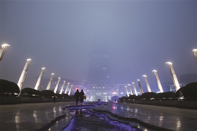 昨晚杭城出现大雾，能见度很低，站在运河桥上望过去，百米外的西湖文化广场环球中心若隐若现。 