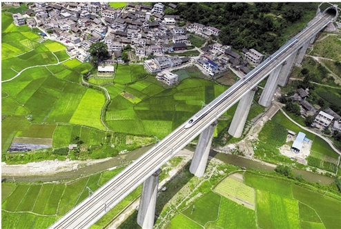 一列动车组列车运行在沪昆高铁贵州凯里花桥村段。（资料照片） 新华社发