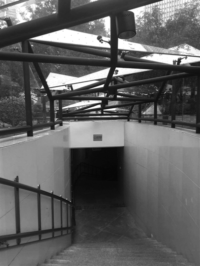 市民中心花园广场地下公厕的入口