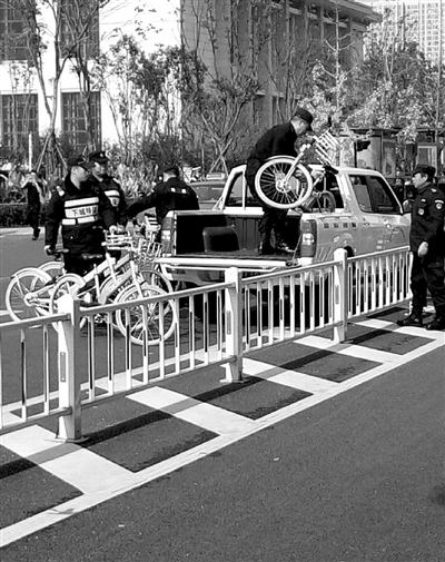 下城城管在武林广场扣押共享单车 