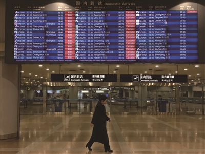 19日深夜，首都机场电子屏幕显示当天大量航班取消。