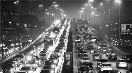   高峰时段，北京国贸桥路段车水马龙。机动车高保有量带来尾气排放剧增，成为城市空气污染的一大原因。