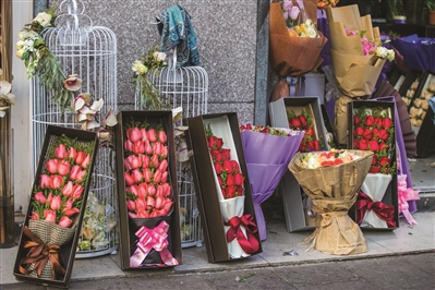 今天是情人节，昨天，凤起花鸟市场，商家把各种玫瑰花摆放在门口吸引顾客。 