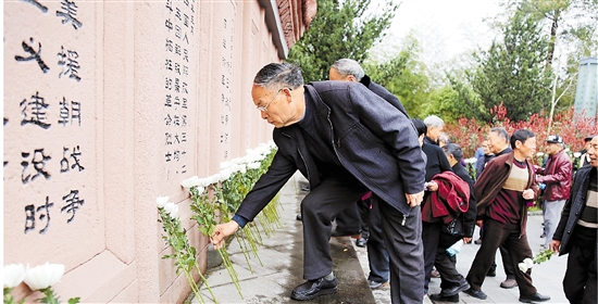 清明前夕，景宁畲族自治县退休干部开展“一枝白菊祭英魂”活动。 陈伊言 叶春燕 摄