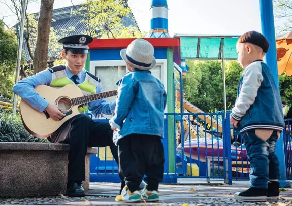 西湖边来了个弹吉他的民警小哥哥！迷妹们疯狂了