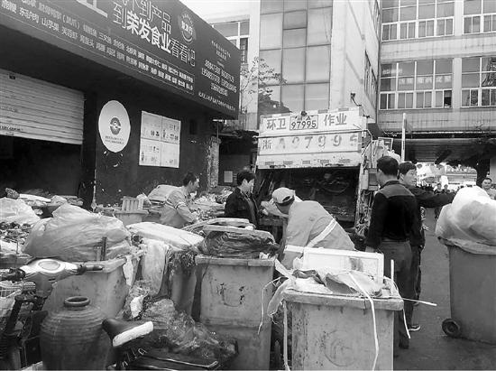 18日早上近江农贸市场前，环卫所正在清运垃圾。