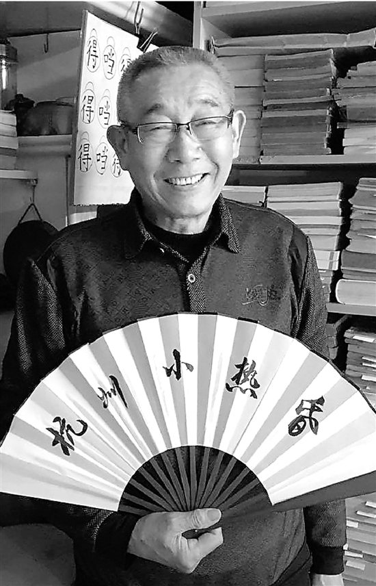     杜传富的书架上放满了数百本泛黄的评话书，这都是他四处淘来的，书中的故事他早已烂熟于胸。