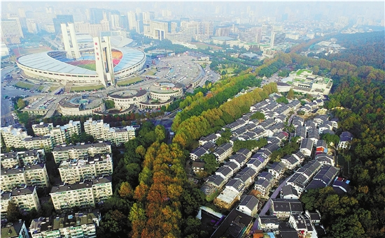 经过一年半的整治改造，紧邻黄龙商圈的白沙泉华丽转身。图为白沙泉航拍照。