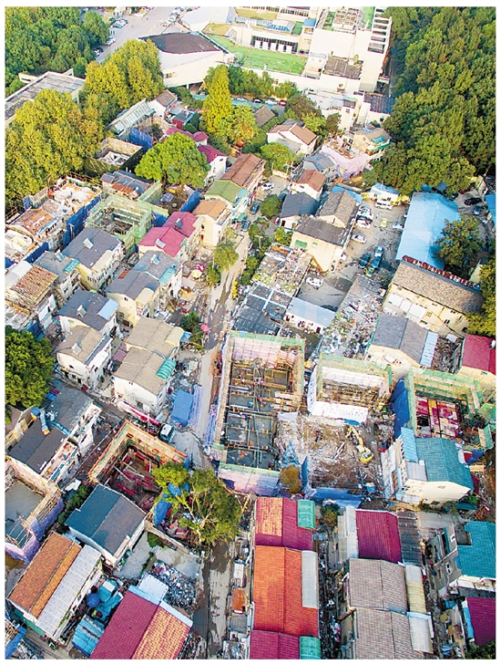 曾经的白沙泉违建林立，一片乱象。（本报资料图片）