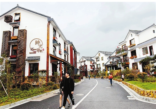 杭州兰家湾曾经破旧杂乱的农舍，如今已改造成白墙黛瓦的杭派新农居。